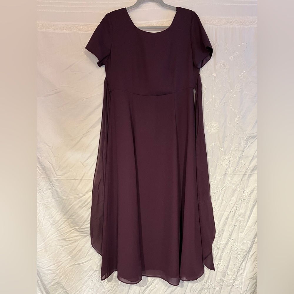 Stephanie Andrews size 10 wine colored dress ties in back. Looks brand new.